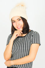 Load image into Gallery viewer, หมวกไหมพรมทรงบีนนี่แต่งปอม - Fleece Lined Cable Knitted Pom Pom Beanie Hat